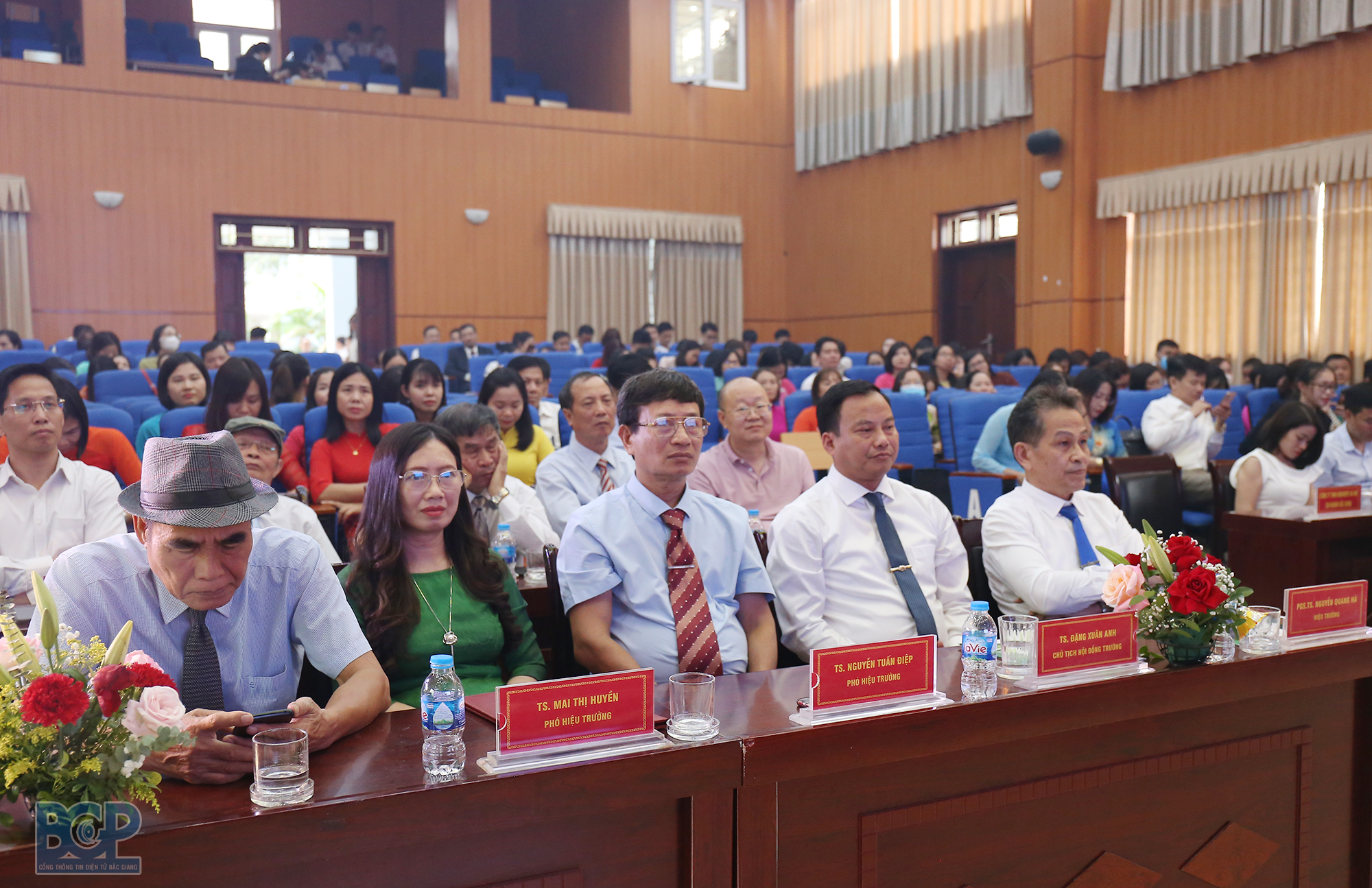 Phó Chủ tịch UBND tỉnh Lê Ô Pích dự Lễ kỷ niệm 40 Ngày Nhà giáo Việt Nam