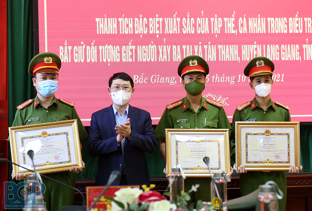 Khen thưởng đột xuất các tập thể, cá nhân xuất sắc bắt giữ tội phạm trong vụ trọng án tại xã Tân Thanh, huyện Lạng Giang