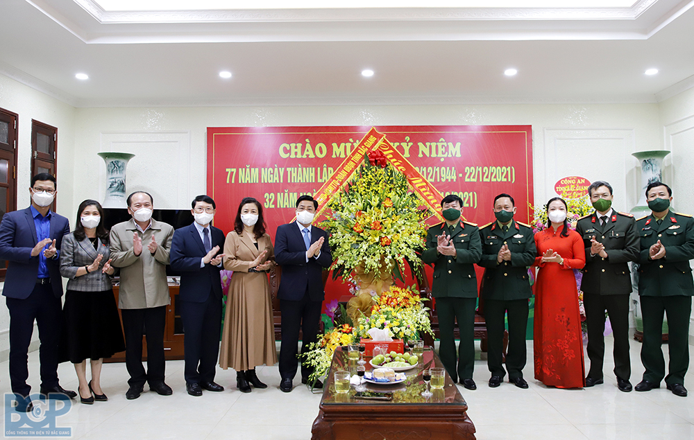 Các đồng chí lãnh đạo tỉnh Bắc Giang chúc mừng Bộ Chỉ huy Quân sự tỉnh nhân Ngày thành lập Quân đội Nhân dân Việt Nam