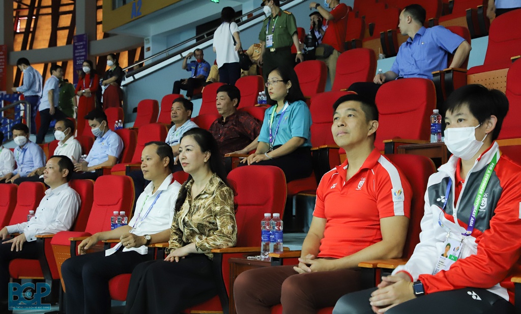 Chủ tịch Quốc hội Singapore dự khán trận đấu cầu lông giữa Singapore và Malaysia tại Bắc Giang