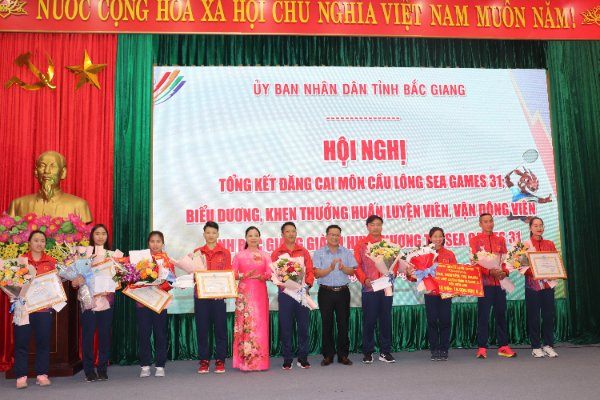UBND huyện Lạng Giang khen thưởng 3 vận động viên quê địa phương có thành tích xuất sắc trong thi...