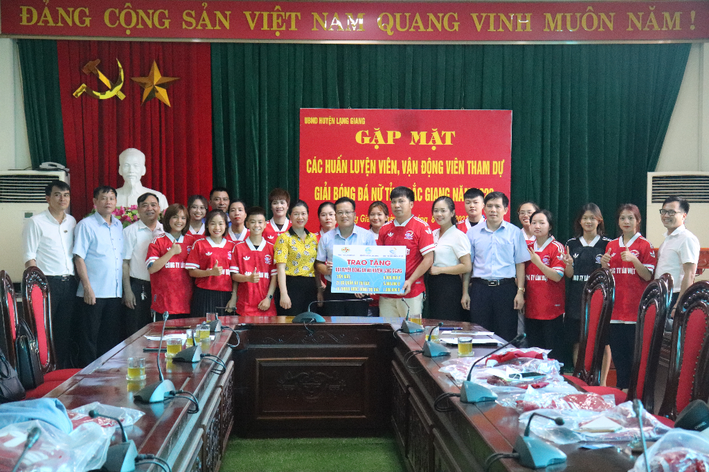 Gặp mặt HLV, VĐV tham gia Giải vô địch bóng đá nữ tỉnh Bắc Giang