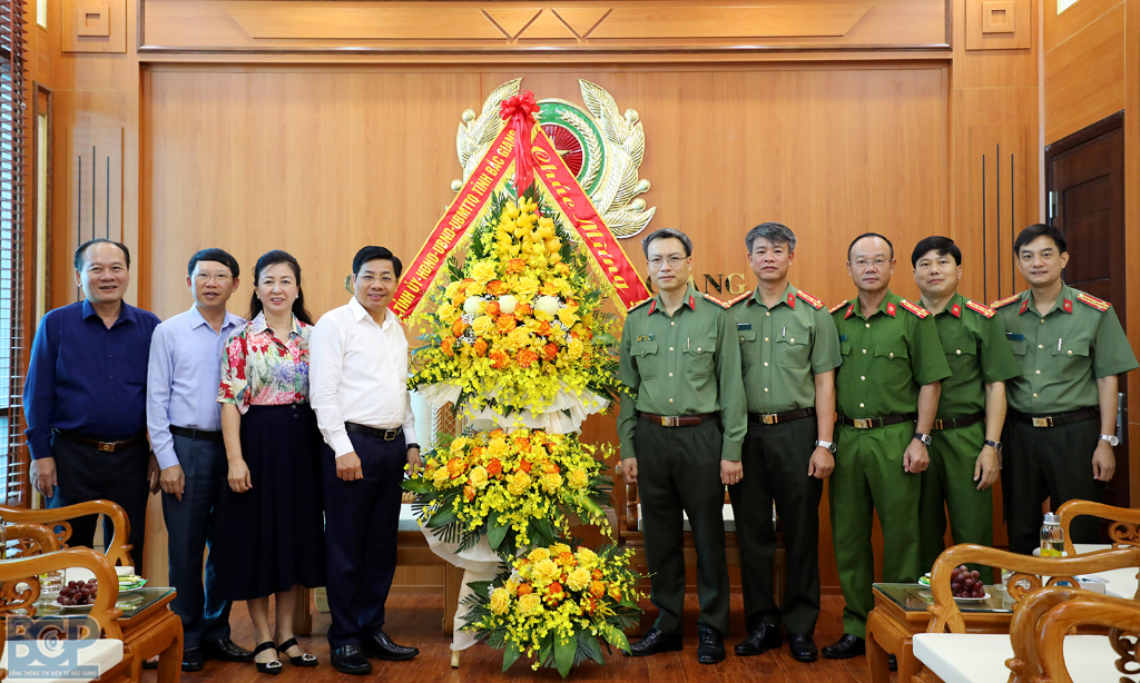 Các đồng chí lãnh đạo tỉnh Bắc Giang chúc mừng lực lượng Công an tỉnh nhân kỷ niệm 77 năm Ngày truyền thống của ngành