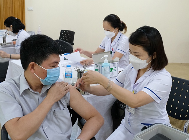 Bắc Giang: Khẩn trương hoàn thành tiêm vắc xin phòng COVID-19 cho các đối tượng ưu tiên