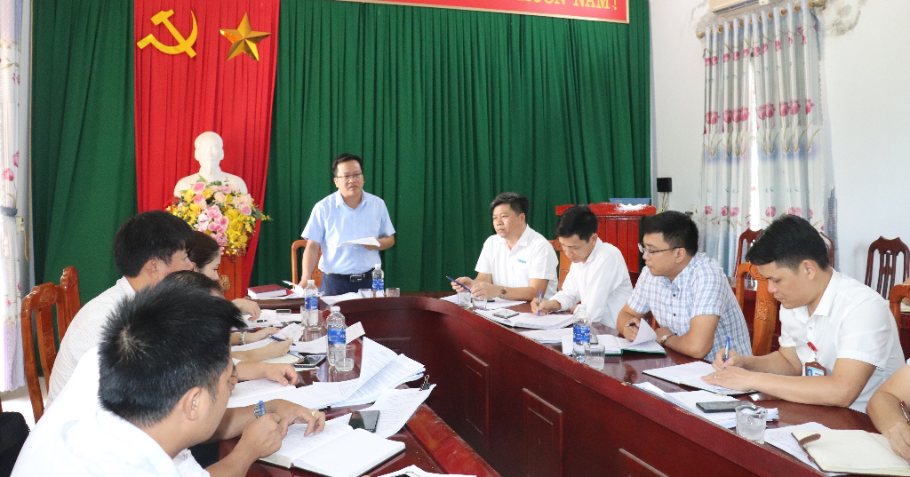 Đồng chí Nguyễn Văn Long  kiểm tra công tác thực hiện chính sách Bảo hiểm xã hội tự nguyện tại xã...