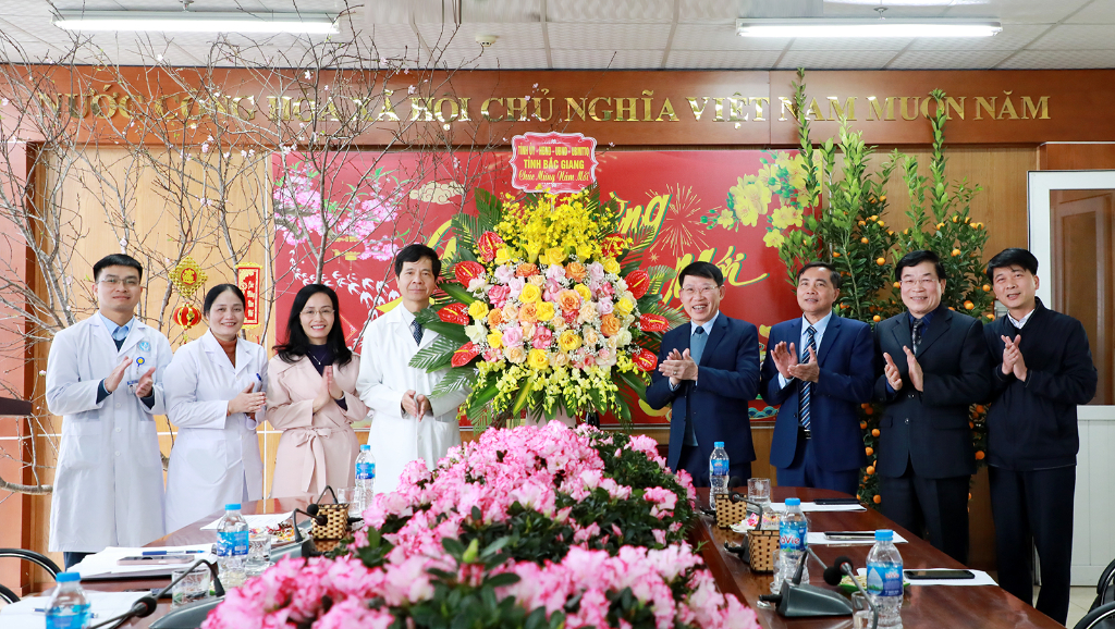 Chủ tịch UBND tỉnh Lê Ánh Dương thăm, chúc Tết Bệnh viện Sản - Nhi và Phòng Cảnh sát giao thông