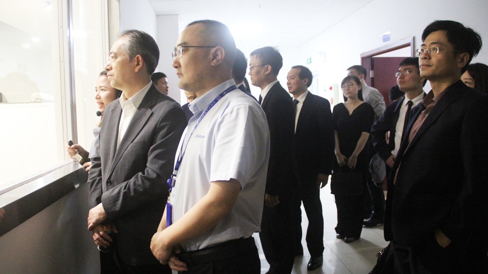 Đại sứ Trung Quốc Hùng Ba thăm Công ty TNHH JA Solar tại Bắc Giang