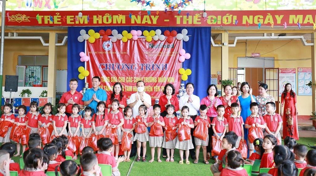 Hội chữ thập đỏ tỉnh Bắc Giang trao tặng sữa cho trẻ em huyện Yên Thế