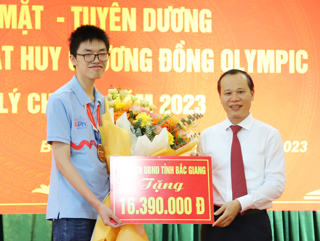 Bắc Giang: Tuyên dương em Thân Thế Công giành Huy chương Đồng Olympic Vật lý Châu Á - Thái Bình Dương