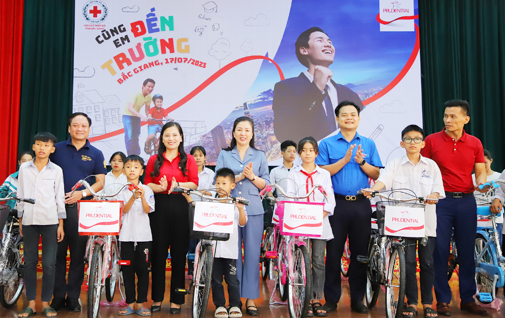 Bắc Giang: Trao xe đạp cho học sinh nghèo vượt khó