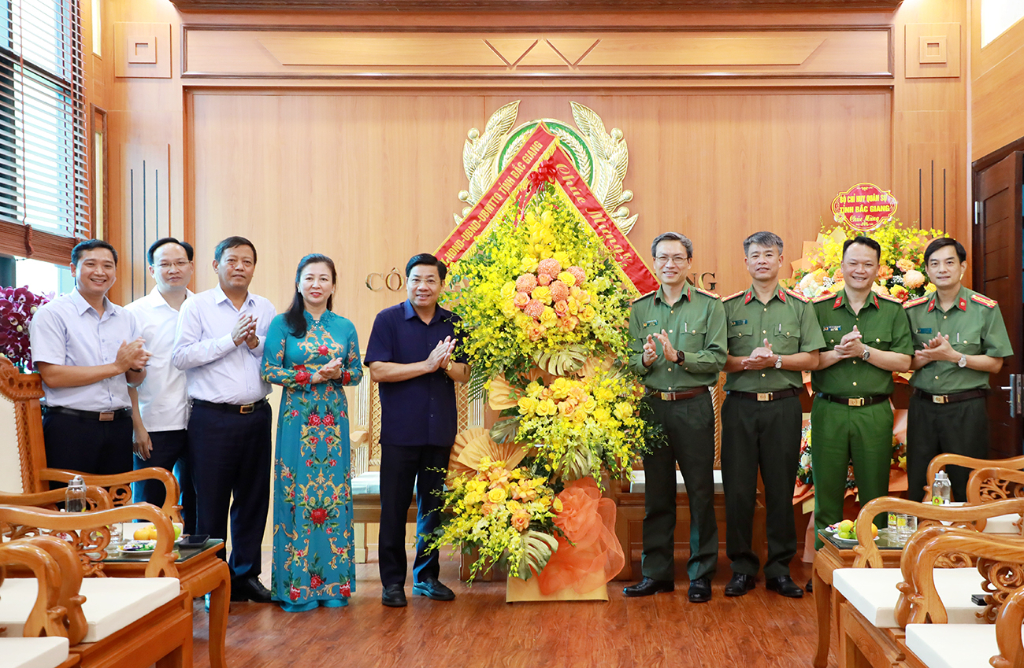 Bí thư Tỉnh ủy Dương Văn Thái thăm, tặng hoa chúc mừng cán bộ, chiến sĩ lực lượng Công an tỉnh Bắc Giang nhân Ngày truyền thống lực lượng Công an nhân dân