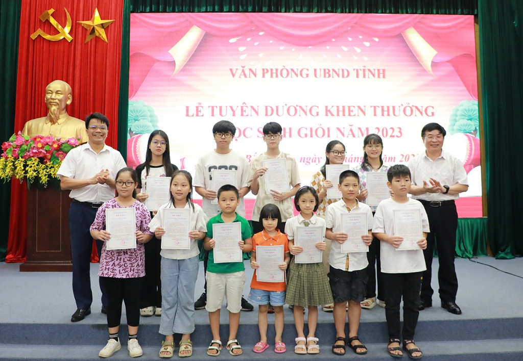 Văn phòng UBND tỉnh Bắc Giang tuyên dương, khen thưởng học sinh giỏi năm học 2022-2023