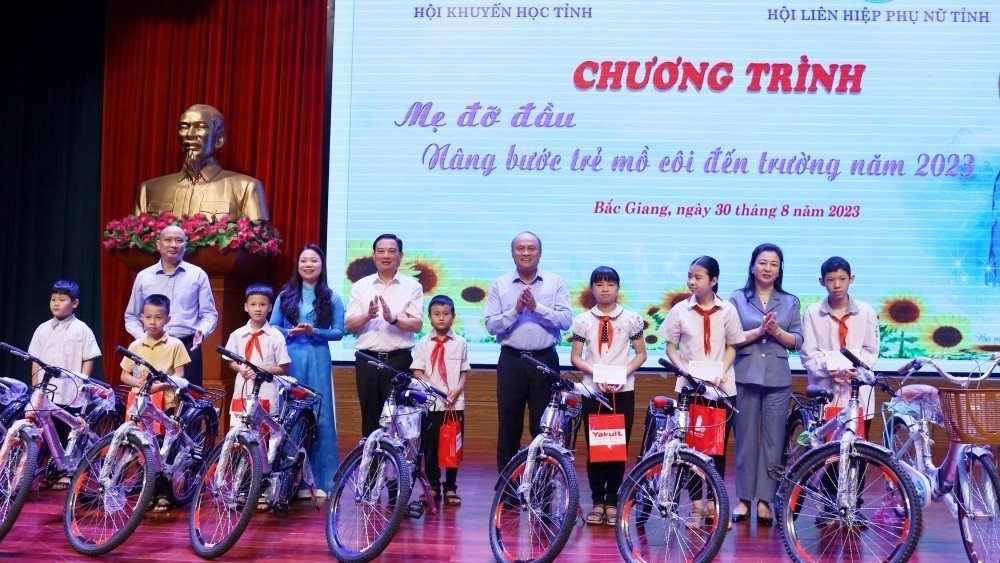 Bắc Giang tổ chức Chương trình “Nâng bước trẻ mồ côi đến trường” năm 2023