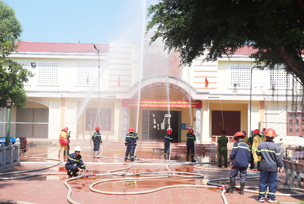 Lạng Giang thực tập phương án chữa cháy khu dân cư có nguy hiểm cháy, nổ cao