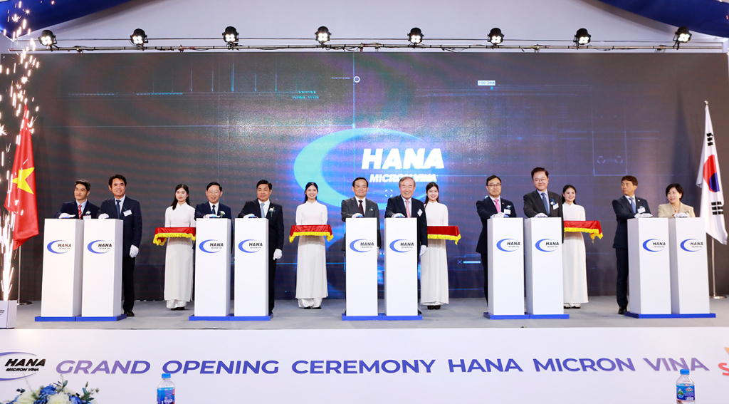 Phó Thủ tướng Trần Lưu Quang dự lễ khánh thành nhà máy sản xuất chất bán dẫn ở KCN Vân Trung, Bắc Giang