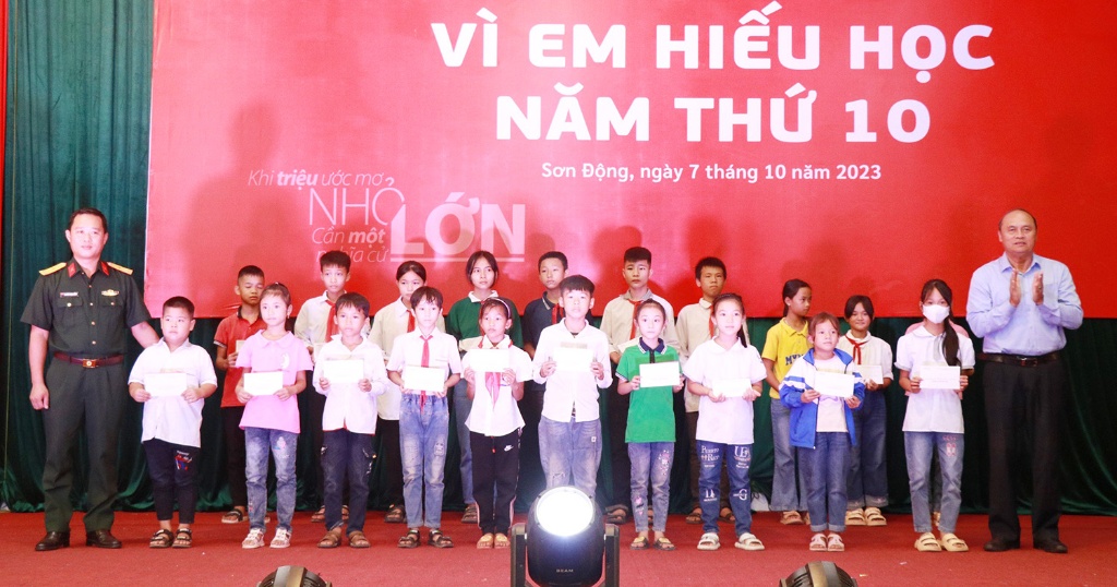 Viettel Bắc Giang trao học bổng “Vì em hiếu học” lần thứ 10