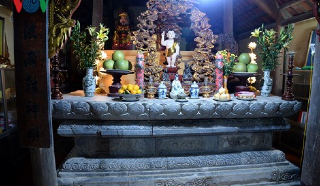 Độc đáo Hương án đá hoa sen gần 600 năm tuổi ở chùa Khám Lạng