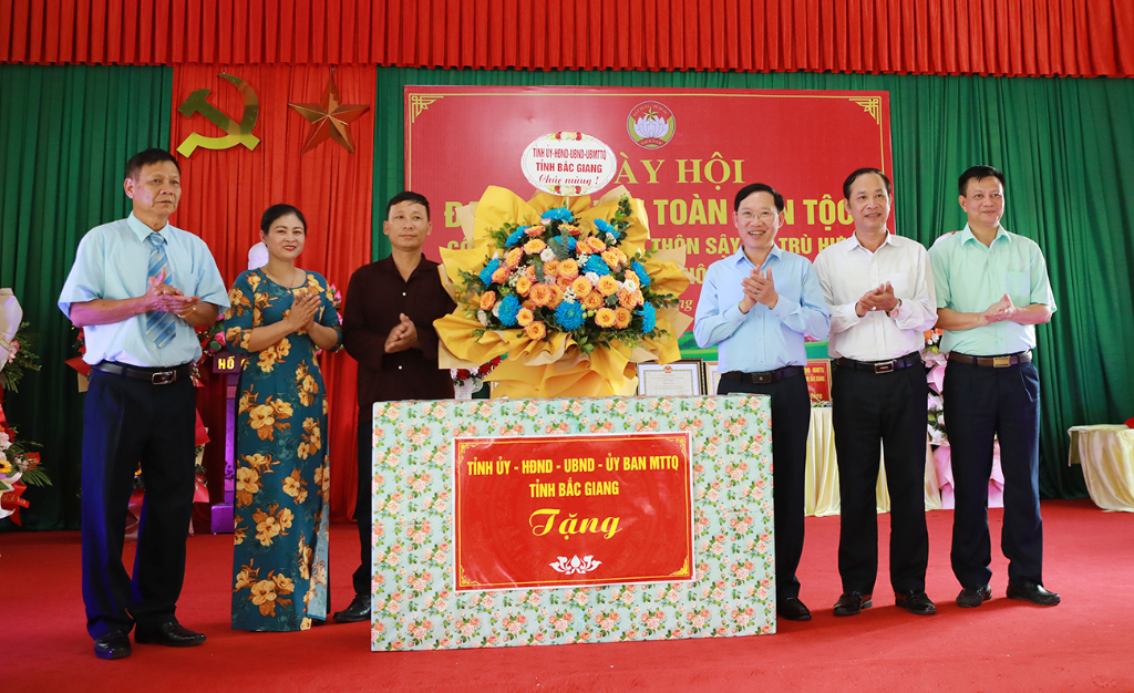 Chủ tịch UBND tỉnh Lê Ánh Dương dự Ngày hội Đại đoàn kết toàn dân tộc tại Lục Ngạn