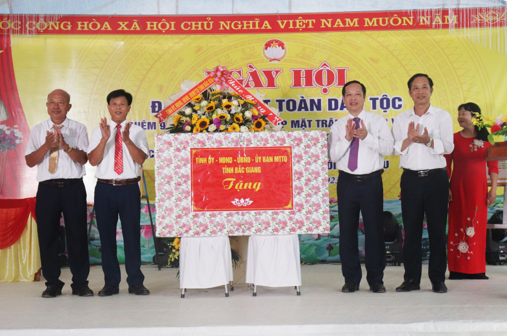 Phó Chủ tịch HĐND tỉnh Nghiêm Xuân Hưởng dự Ngày hội Đại đoàn kết toàn dân tại Lạng Giang