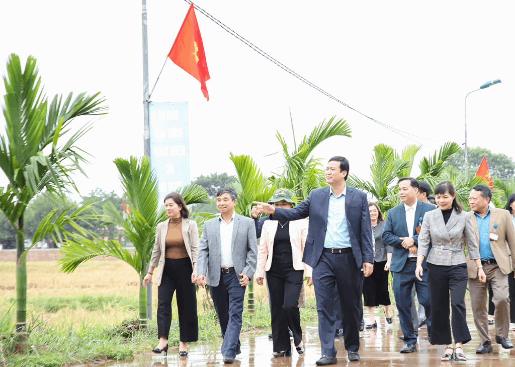 Phó Chủ tịch UBND tỉnh Lê Ô Pích kiểm tra thực hiện Đề án tuyên truyền, thực hiện thu gom, phân loại, đổ rác thải sinh hoạt tại Lạng Giang