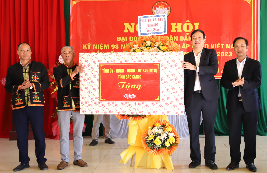 Phó Chủ tịch UBND tỉnh Lê Ô Pích dự Ngày hội Đại đoàn kết toàn dân tộc tại huyện Sơn Động