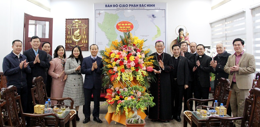 Phó Chủ tịch Thường trực UBND tỉnh Mai Sơn chúc mừng Tòa giám mục Bắc Ninh và Giáo xứ Bắc Giang nhân lễ Giáng sinh