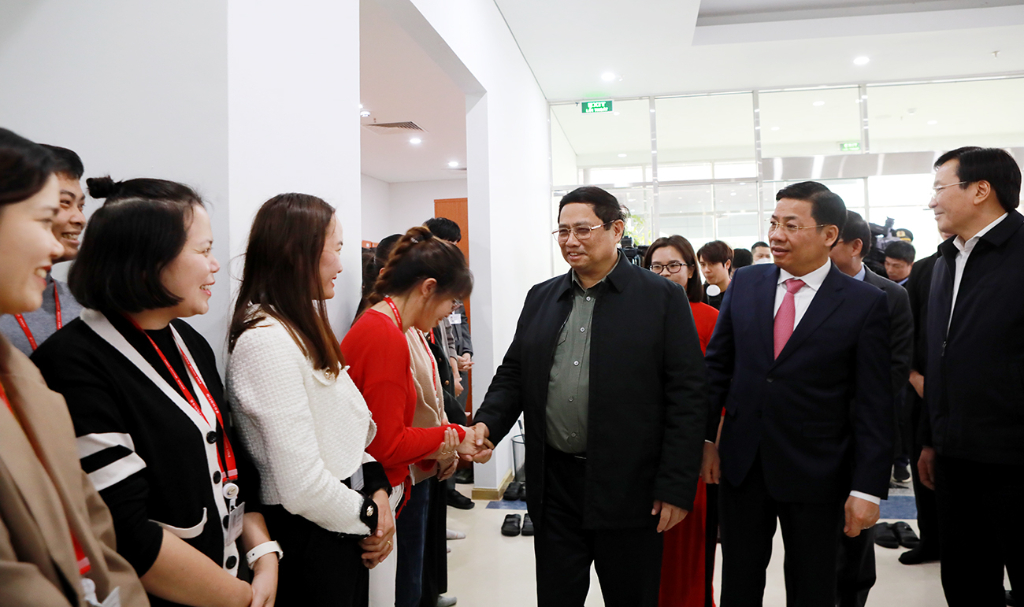Thủ tướng Chính phủ Phạm Minh Chính thăm Công ty TNHH Hana Micron Vina, huyện Việt Yên, tỉnh Bắc Giang