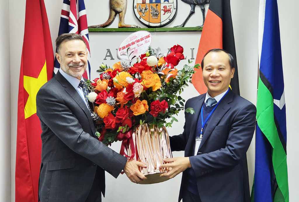 Phó Chủ tịch Thường trực UBND tỉnh Mai Sơn chúc Tết Đại sứ quán Australia và Liên bang Nga