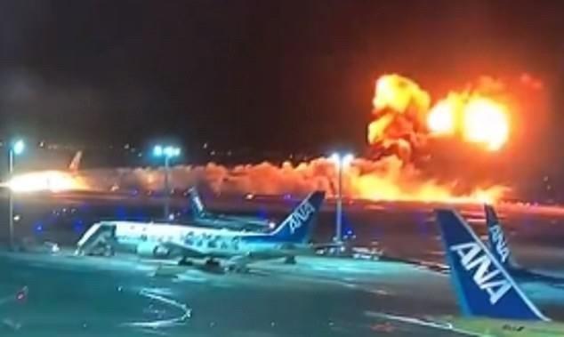 Máy bay Nhật bốc cháy trên đường băng: 379 người được sơ tán an toàn