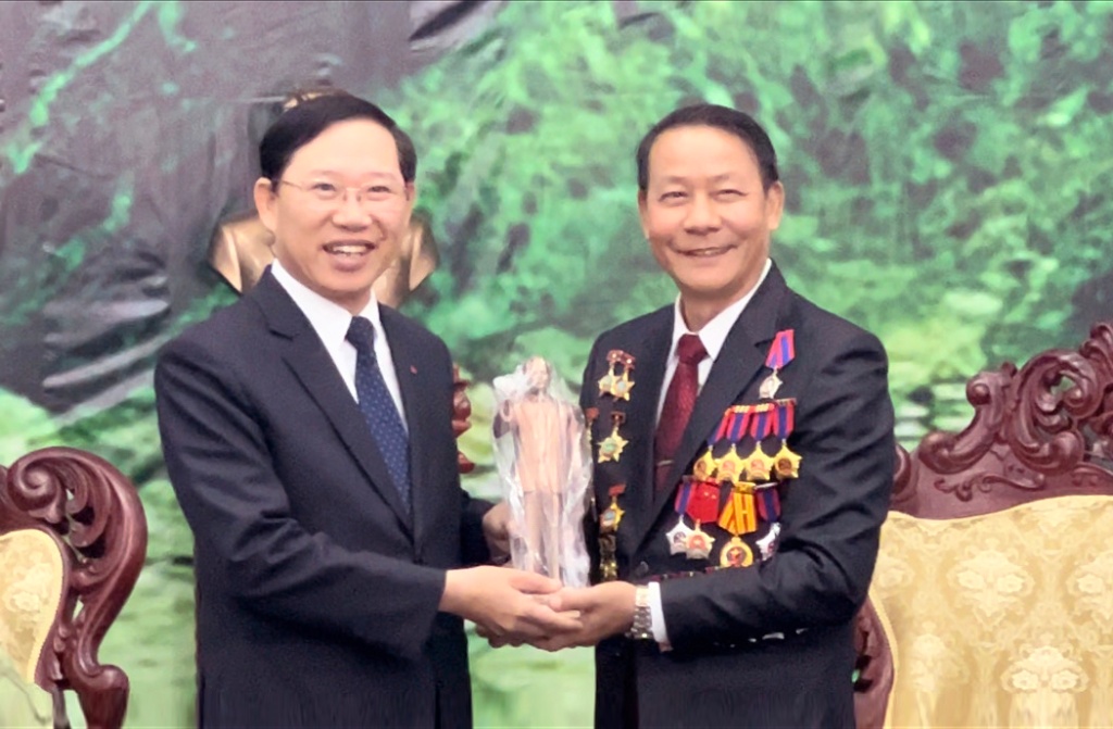 Lãnh đạo tỉnh Bắc Giang và tỉnh Xay Sổm Bun trao đổi kết quả hợp tác năm 2023, triển khai hợp tác năm 2024