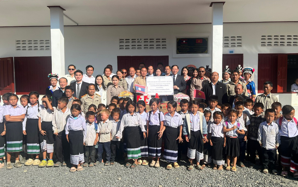 Chủ tịch UBND tỉnh Lê Ánh Dương thăm Trường Tiểu học Hữu nghị Xay Sổm Bun - Bắc Giang