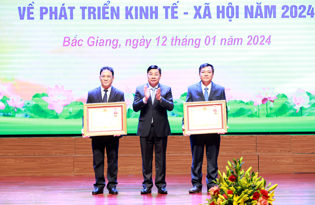 Bắc Giang tổng kết công tác thi đua, khen thưởng năm 2023 và triển khai Nghị quyết của Chính phủ, Tỉnh ủy, HĐND tỉnh về phát triển KT-XH năm 2024