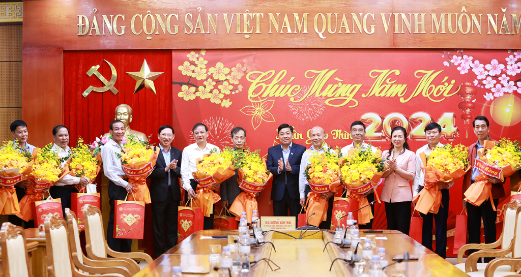 Thường trực Tỉnh ủy Bắc Giang gặp mặt các đồng chí cán bộ lãnh đạo, quản lý nghỉ chế độ và chuyển công tác năm 2023