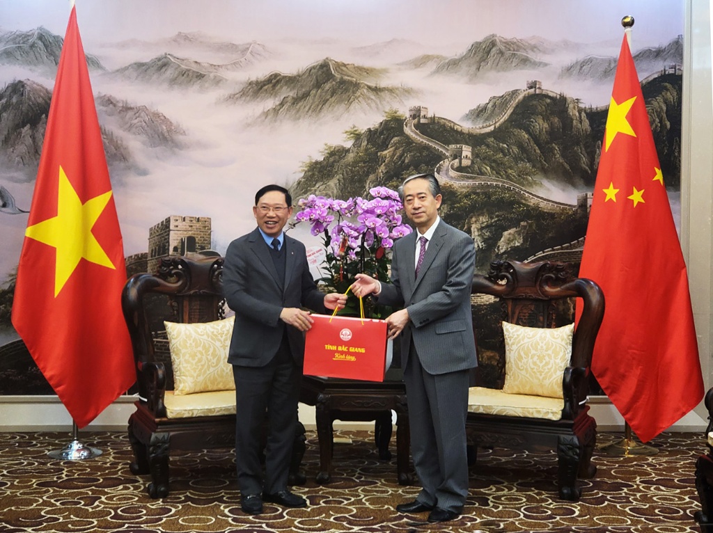 Chủ tịch UBND tỉnh Lê Ánh Dương thăm, chúc Tết Đại sứ quán Trung Quốc và Singapore