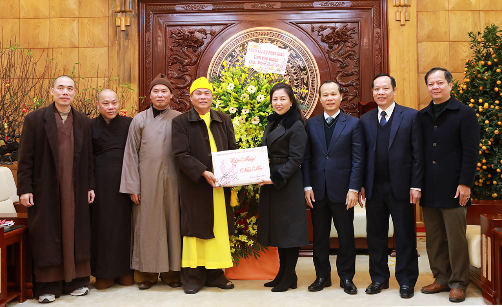 Ban Trị sự Giáo Hội Phật giáo Việt Nam tỉnh Bắc Giang thăm, chúc Tết Thường trực Tỉnh ủy Bắc Giang