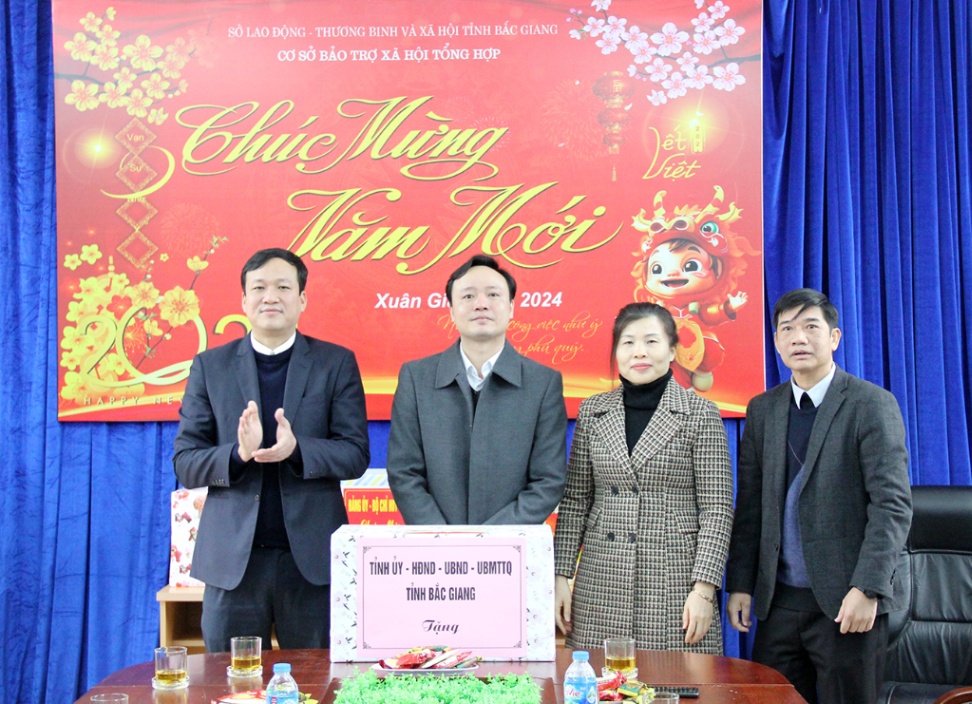 Phó Chủ tịch UBND tỉnh Lê Ô Pích thăm, tặng quà tết Cơ sở bảo trợ xã hội tổng hợp tỉnh Bắc Giang