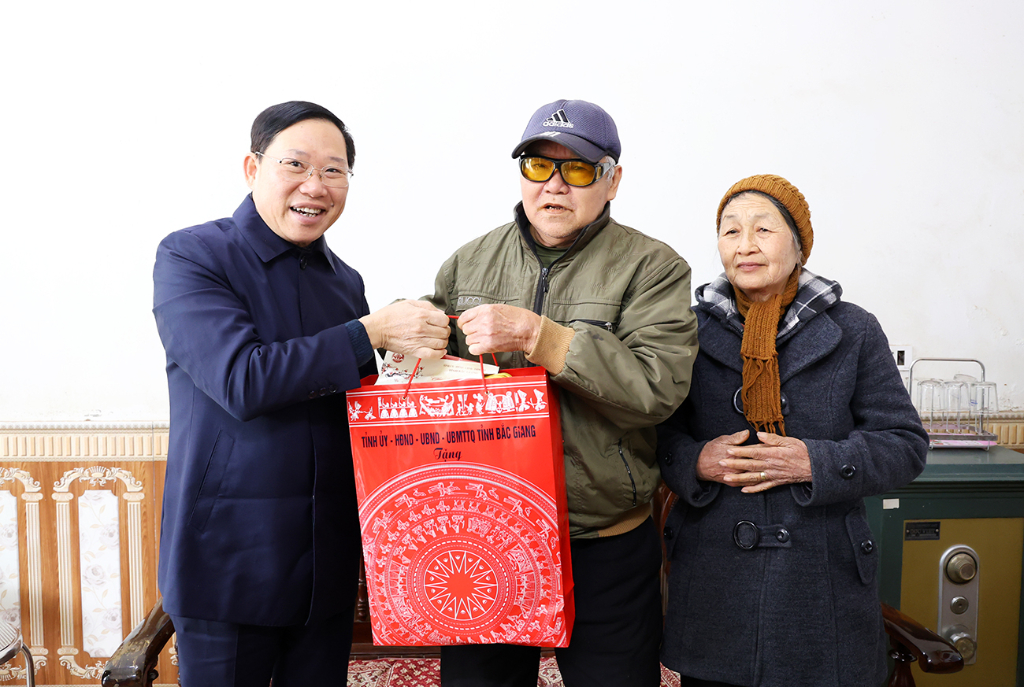 Chủ tịch UBND tỉnh Lê Ánh Dương thăm, tặng quà người có công với cách mạng, người cao tuổi huyện Lục Ngạn