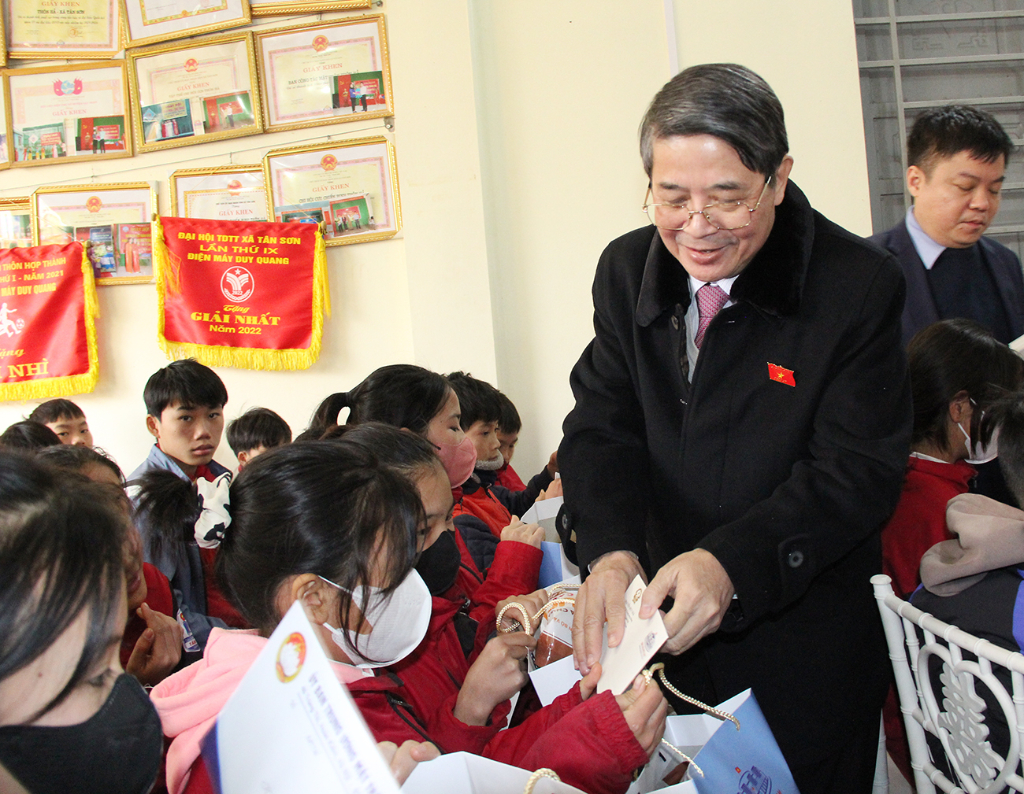 Phó Chủ tịch Quốc hội Nguyễn Đức Hải thăm tặng quà tết cho hộ nghèo, gia đình chính sách và công nhân lao động tỉnh Bắc Giang