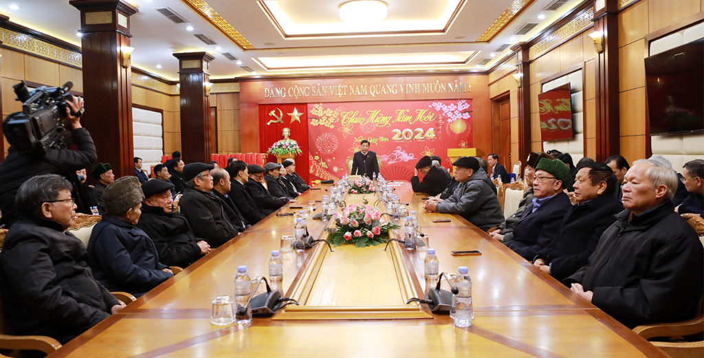 Ban Thường vụ Tỉnh ủy Bắc Giang gặp mặt, chúc Tết các đồng chí nguyên lãnh đạo tỉnh