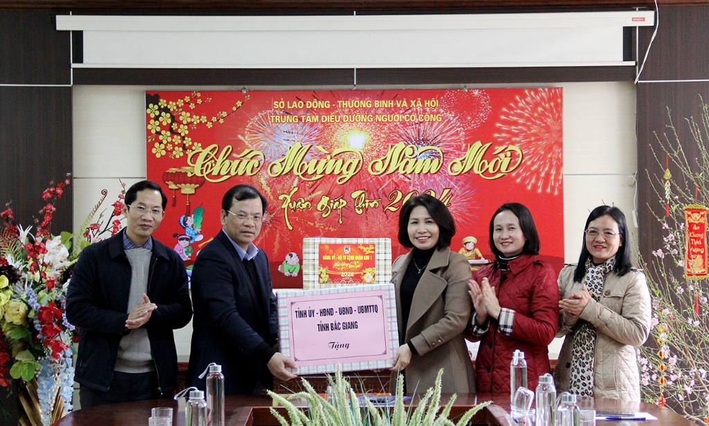 Phó Chủ tịch UBND tỉnh Phan Thế Tuấn thăm, tặng quà Tết người có công dịp Tết Giáp Thìn 2024
