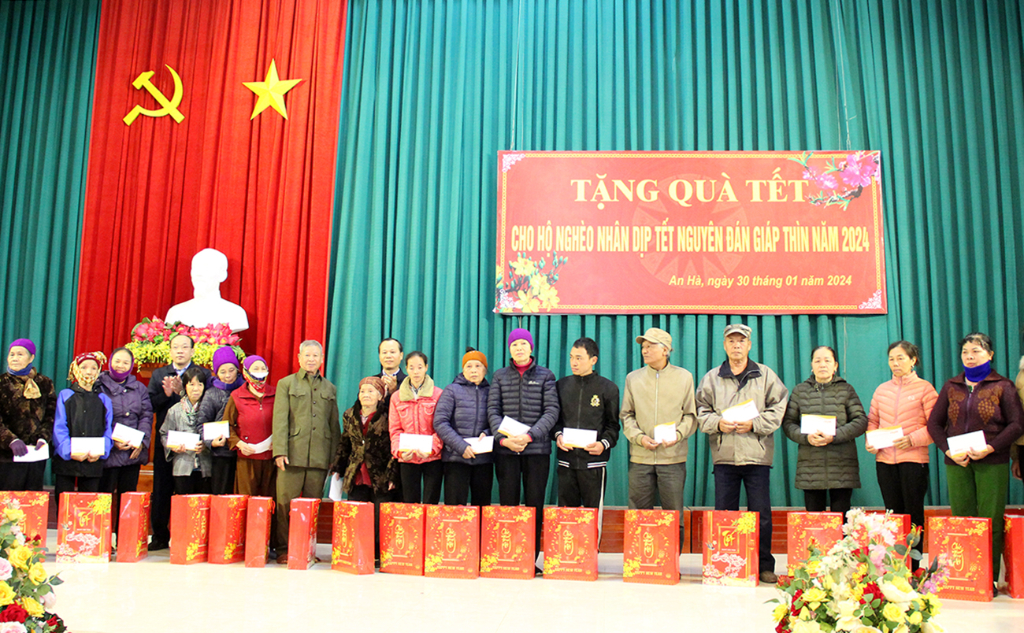 Phó Chủ tịch Thường trực UBND tỉnh Mai Sơn thăm, tặng quà Tết tại huyện Lạng Giang
