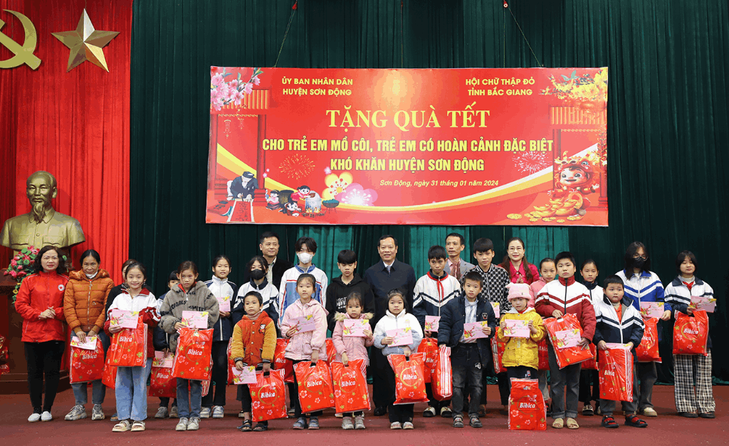 Bắc Giang: Tặng 300 suất quà Tết cho trẻ em mồ côi, trẻ em có hoàn cảnh đặc biệt khó khăn và hộ nghèo tại huyện Sơn Động, Lục Nam