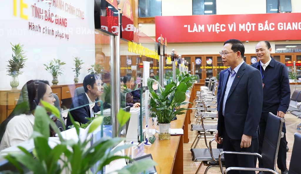 Chủ tịch UBND tỉnh Lê Ánh Dương kiểm tra hoạt động thực thi công vụ đầu năm tại Trung tâm Phục vụ hành chính công tỉnh