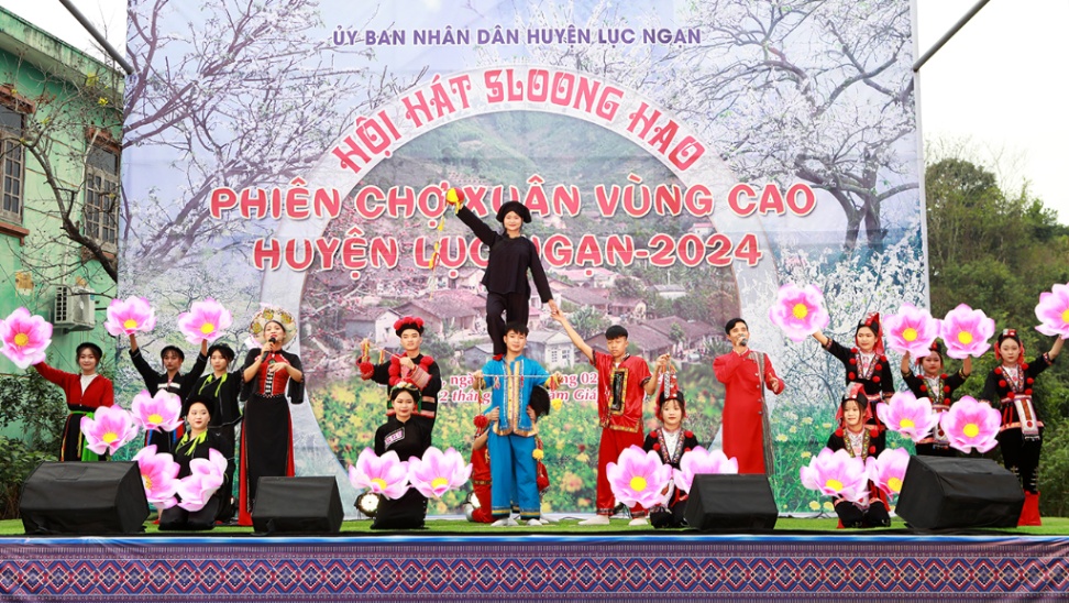 Khai mạc lễ hội hát Sloong hao và phiên chợ Xuân vùng cao xã Tân Sơn, huyện Lục Ngạn năm 2024