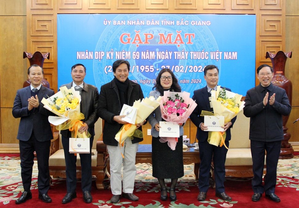 Bắc Giang: Chủ tịch UBND tỉnh Lê Ánh Dương gặp mặt đại diện cán bộ ngành y tế nhân dịp Kỷ niệm 69 năm ngày Thầy thuốc Việt Nam