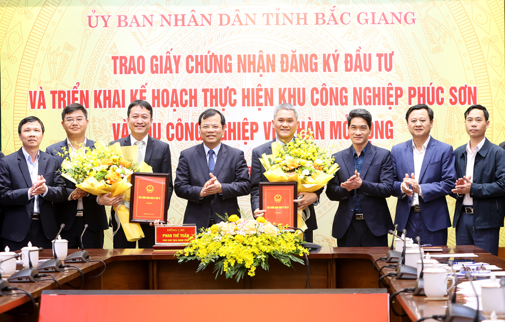 Trao Giấy chứng nhận đầu tư, triển khai kế hoạch xây dựng Khu công nghiệp Phúc Sơn và Việt Hàn mở rộng