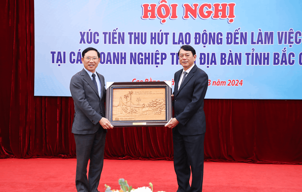 Chairman of the Provincial People's Committee Le Anh Duong works with Cao Bang province on...|https://en.bacgiang.gov.vn/detailed-news/-/asset_publisher/MVQI5B2YMPsk/content/chairman-of-the-provincial-people-s-committee-le-anh-duong-works-with-cao-bang-province-on-promoting-labor-attraction-to-work-in-bac-giang-province