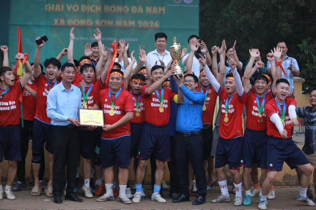 Xã Đông Sơn tổ chức Bế mạc giải Vô địch Bóng đá nam năm 2024
