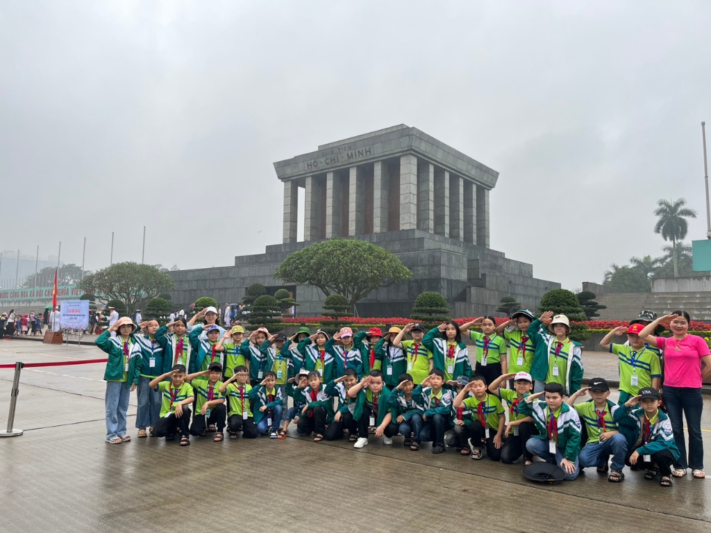 Trường Tiểu học Bích Động tổ chức tham quan trải nghiệm tại Lăng Chủ tịch Hồ Chí Minh và trang...