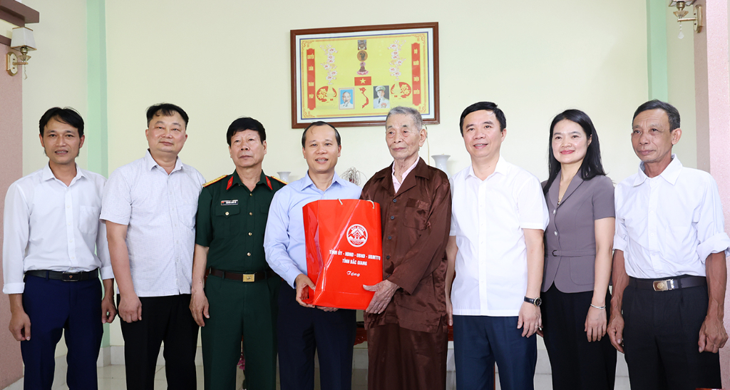 Phó Chủ tịch Thường trực UBND tỉnh Mai Sơn thăm, tặng quà CCB, cựu TNXP tham gia chiến dịch Điện Biên Phủ tại Hiệp Hòa
